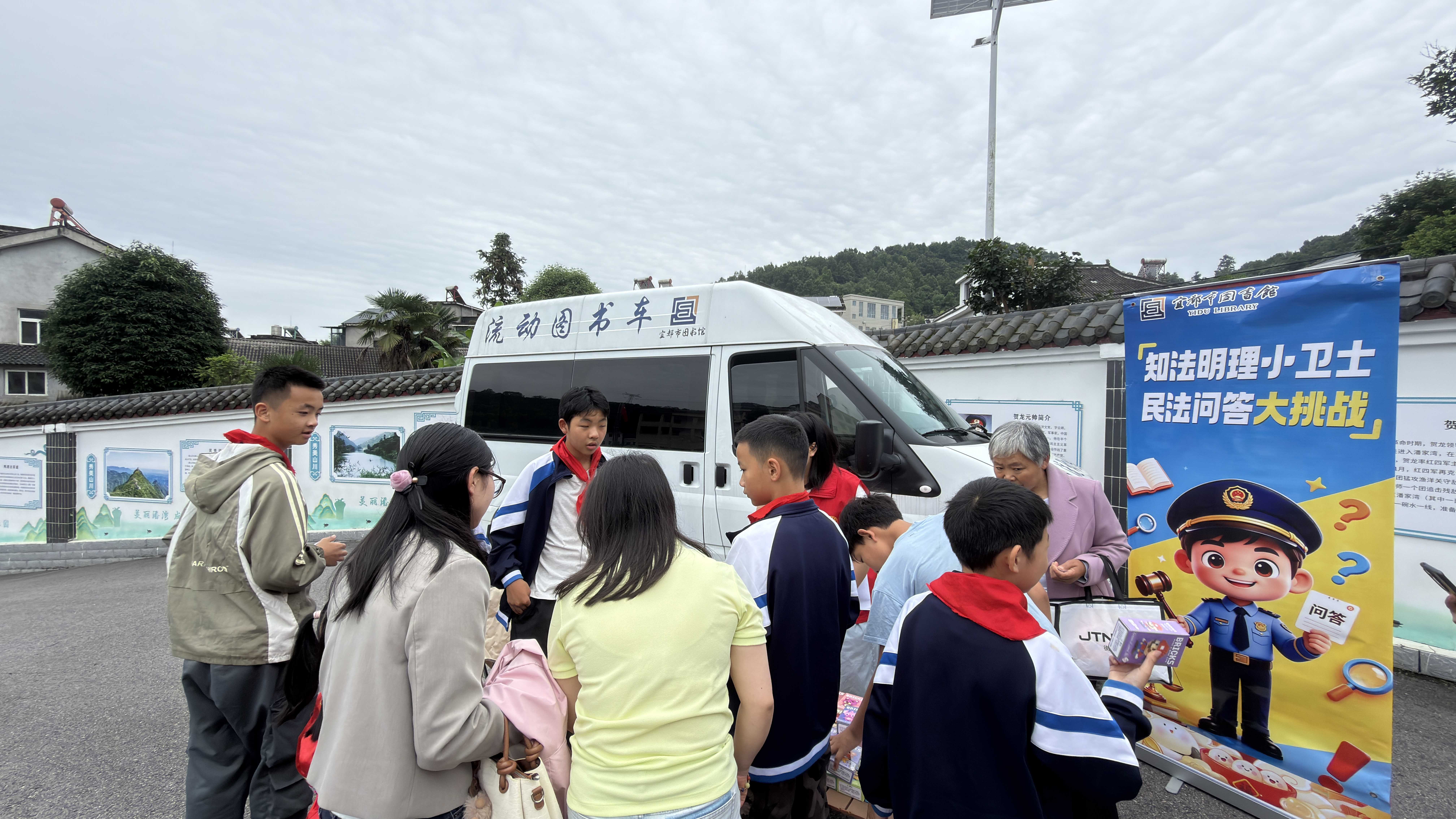 5月29日上午,市图书馆到潘家湾中心学校开展“知法明理小卫士,民法问答大挑战”《民法典》知识宣传活动。.jpg